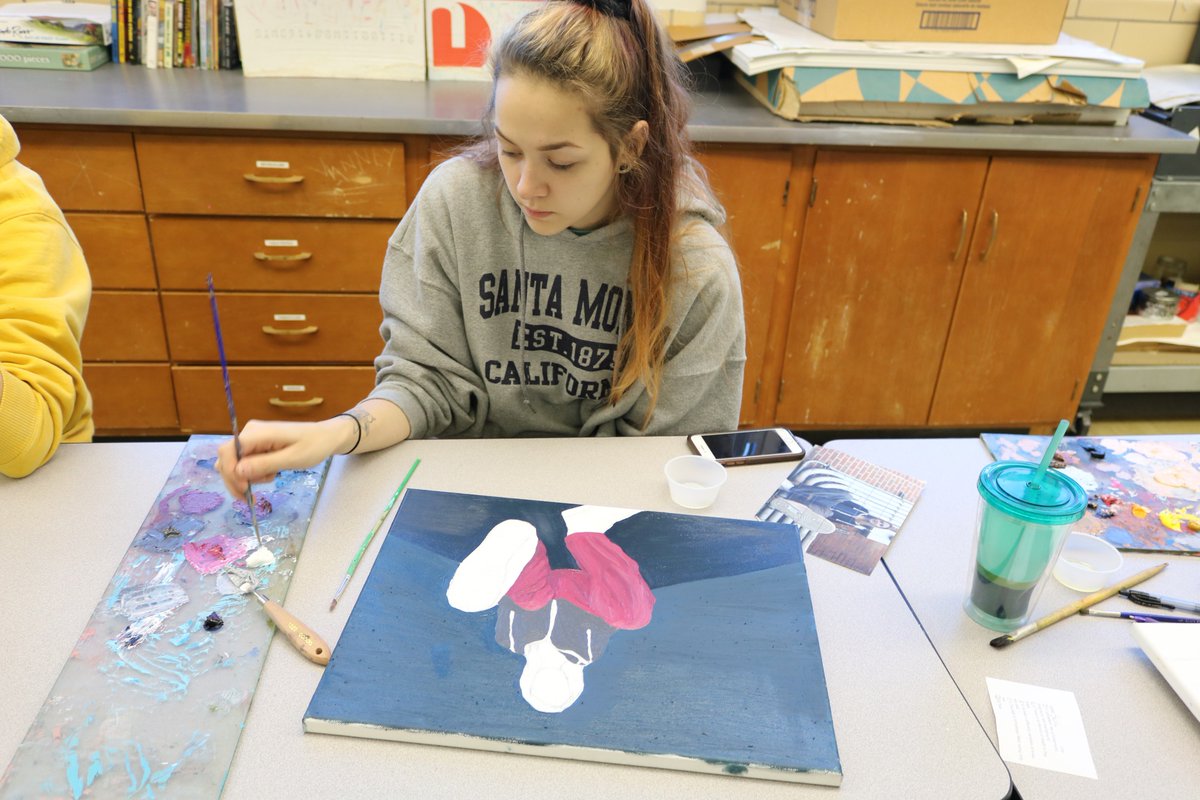 RoccosArtRoom's tweet image. Some progress pictures from #apstudio figure and foreshortening assignment! This is their first oil painting of the year! 😍 #talent #afftonart @AfftonSchools @AfftonHS