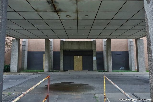 placesthatwere's tweet photo. The old entrance to the abandoned hospital.

More here: https://t.co/GeLMmuQrDc 
#abandoned #hospital #abandonedhospital #toledo #ohio #abandonedplaces #abandonedbuilding #urbex #urbanexploration #abandonedbuildings #OhioUrbex #abandonedohio #urbandecay #rustbelt #creepy #eerie… https://t.co/DI9lJyqh4q