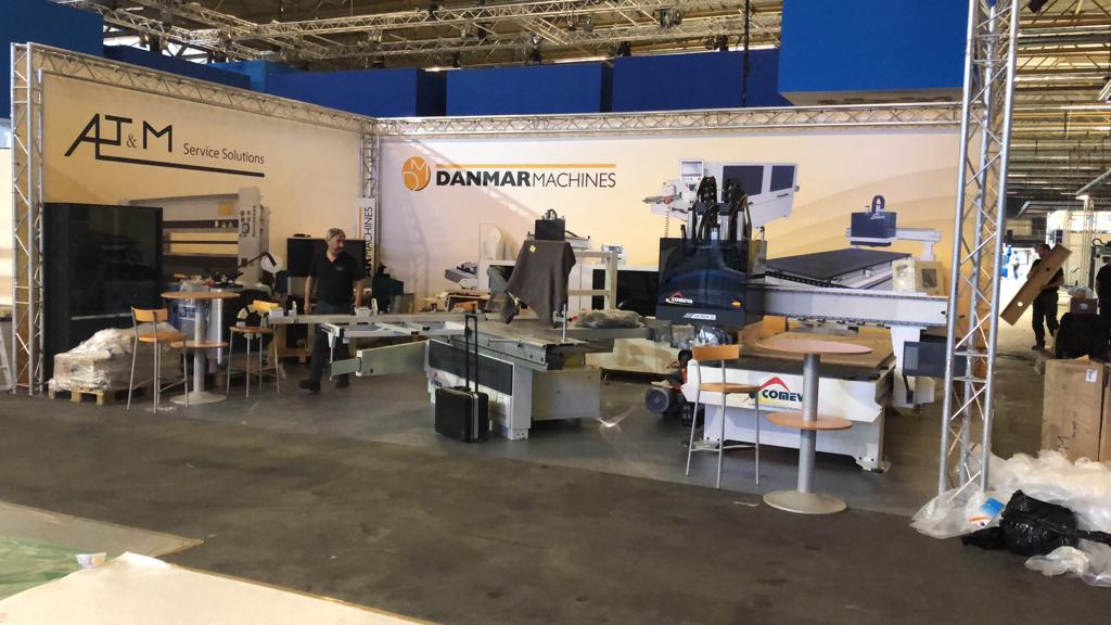 danmarmachines's tweet photo. De beursopbouw is in volle gang! Komt u ook een bezoek brengen aan hal 1 - stand 1262 op 21-25 oktober? Wij presenteren een 3-tal machines van @mcomeva #prowood #gent #beurs #CNC #portaalfrees #formaatzaag Met dank aan #Maasreclameproducties, #StageRoads en #BolkTransportBV! https://t.co/DVh1BybmXo