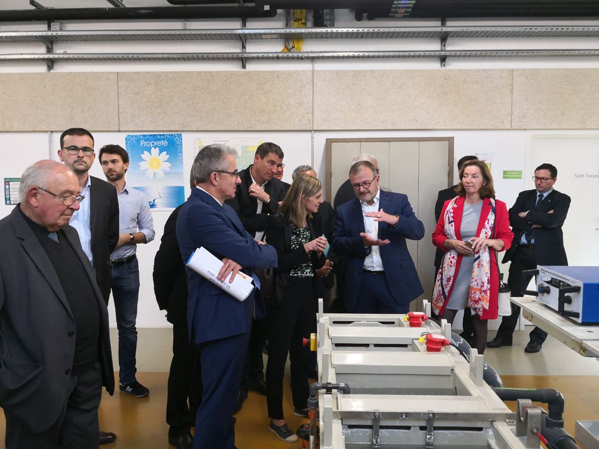 GaelLeBohec's tweet image. 1ere visite de @AgnesRunacher sur le territoire intermetropolitain de @RedonAgglo et de @BrunoBonnellOff pour la loi #PACTE et les #territoiresdindustries, 
➡️ découverte de TECHSURF, plate-forme technologique de formation et d&apos;innovation dédiée aux technologies des surfaces.