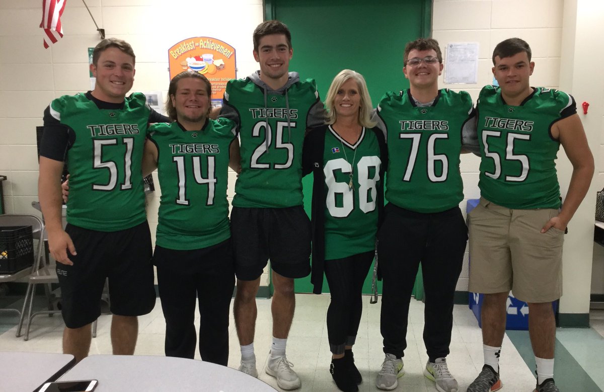 Wow, I can't believe these sweet former 2nd graders are now YHS Football Players! It was great to see them today at our Pen Pal Breakfast!  🏈🐯🏈 #GoTigers