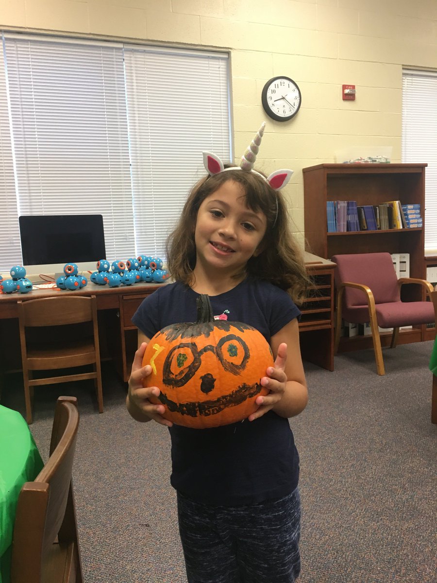 librarianmarli's tweet photo. Submissions are coming in for our #LiteraryPumpkinPatch and I am SO PLEASED! Check out #HarryPotter, Hans from #Frozen, Elephant &amp; Piggie, and Captain Underpants! #odellprimarypride https://t.co/edICPjRxWD