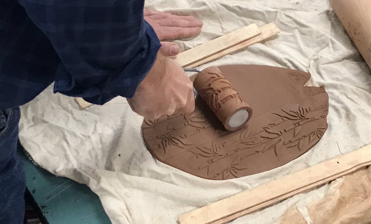 mslosee's tweet photo. Mr. Melville demonstrating #clay #slabrolling with #texture to his #sculpture class @bmelvillehwrhs 👏🏼 https://t.co/YWrfgkCVif
