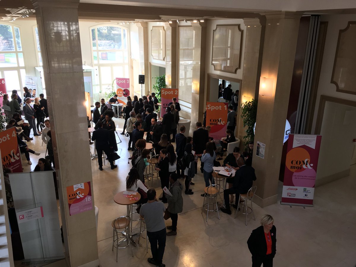 EcoCourbevoie's tweet photo. #COMmoi Après le pitch des recruteurs, place aux entretiens et moments d’échanges à #Courbevoie . Beau succès pour le #jobdating des métiers de la #communication #emploi ! https://t.co/2409N0VaWC