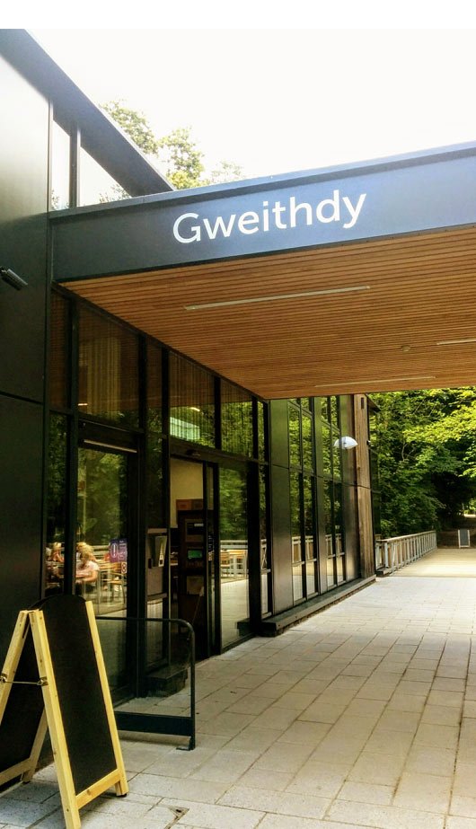 SarahEdmondsArt's tweet image. Today is a VERY exciting day as the new @StFagans_Museum is unveiled! I had the pleasure of illustrating the interiors of the #Gweithdy gallery. For now, here are a few sneak peeks - also spotted on @BBCWalesToday. Can't wait to visit! #creuhanes #makinghistory