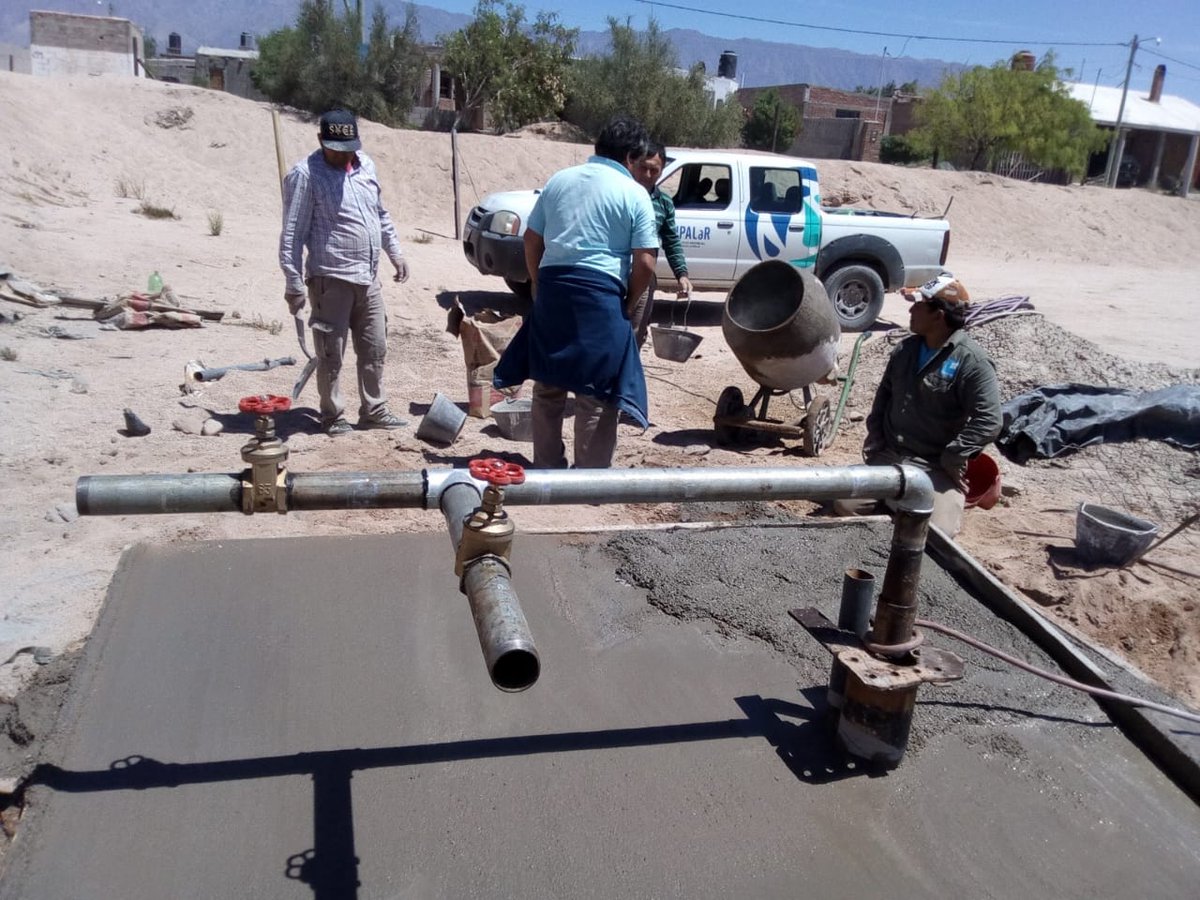 MinAguaYEnergia's tweet photo. Estamos trabajando para llevar #MasAgua a vecinos de #Aimogasta. Con un esfuerzo realizado por el gobierno provincial, estamos acondicionando la perforación en #ClubRiver que llevará más agua para mejorar el servicio de agua a vecinos de los barrios #Coorperativa e #Inmaculada. https://t.co/mR9rsCcdLE