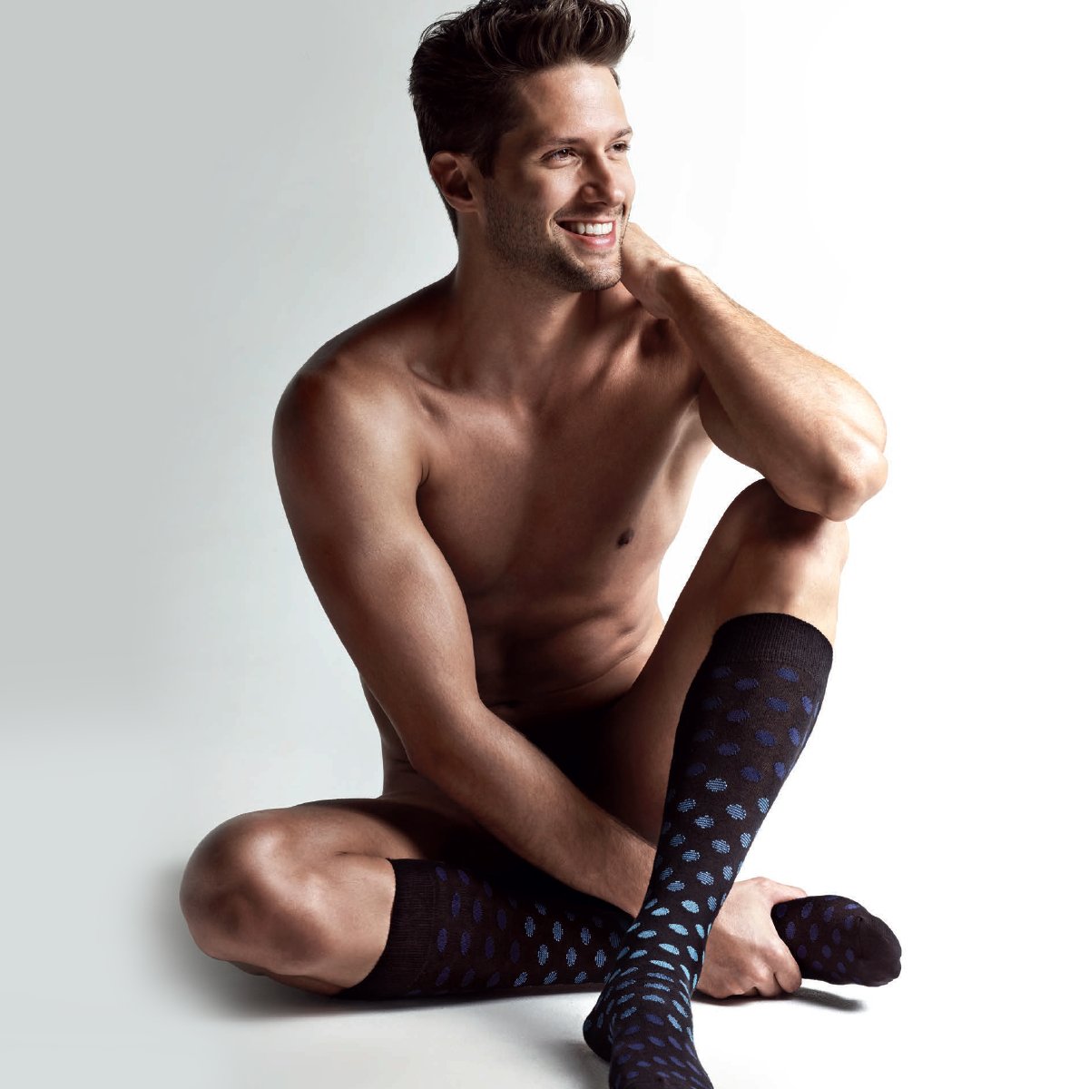 tweetgoldenlady's tweet photo. C'è chi dimentica le chiavi, chi il telefono, chi l'anniversario. E poi c'è che dimentica i vestiti. #GoldenLady for Man FA DIMENTICARE TUTTO IL RESTO!
#GoldenLadyForMan #GLFM #Socks https://t.co/YvXZHwLYnj
