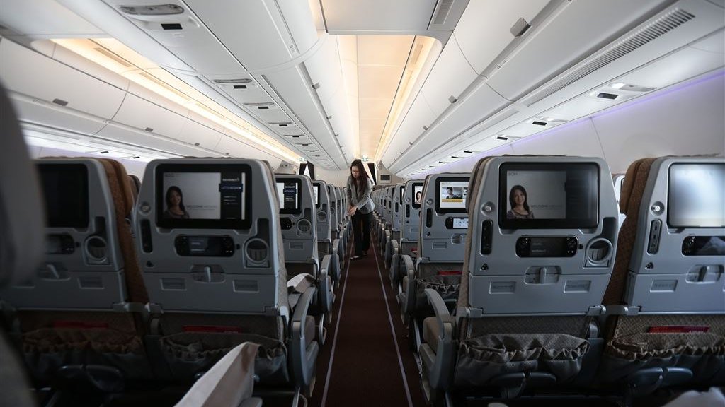 RTLZ's tweet photo. De langste non-stop vlucht ter wereld van Singapore naar New York kost 9 badkuipen vol kerosine per passagier https://t.co/wm9AgyDy17 https://t.co/BCsZbKcNCM