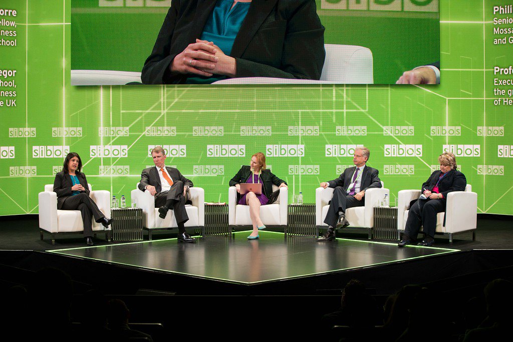 The first #BigIssueDebate of #Sibos 2018 takes on the biggest challenge facing #banks today: how to make cross-border #payments faster, simpler and more transparent: ow.ly/UgEG30mhp9Z