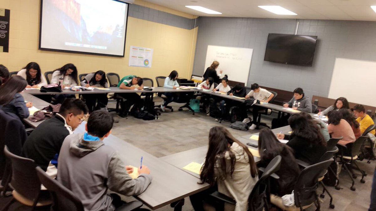 susannamelon's tweet photo. Strident Interpreter Training for Parent-Teacher Conferences. #ParentsTeachersUnite #NoBarriers #IncreasingCommunication @GlenbardDist87 @GBNPanthers @JeffFeucht @SuptLarson https://t.co/EzNzHXaaVn