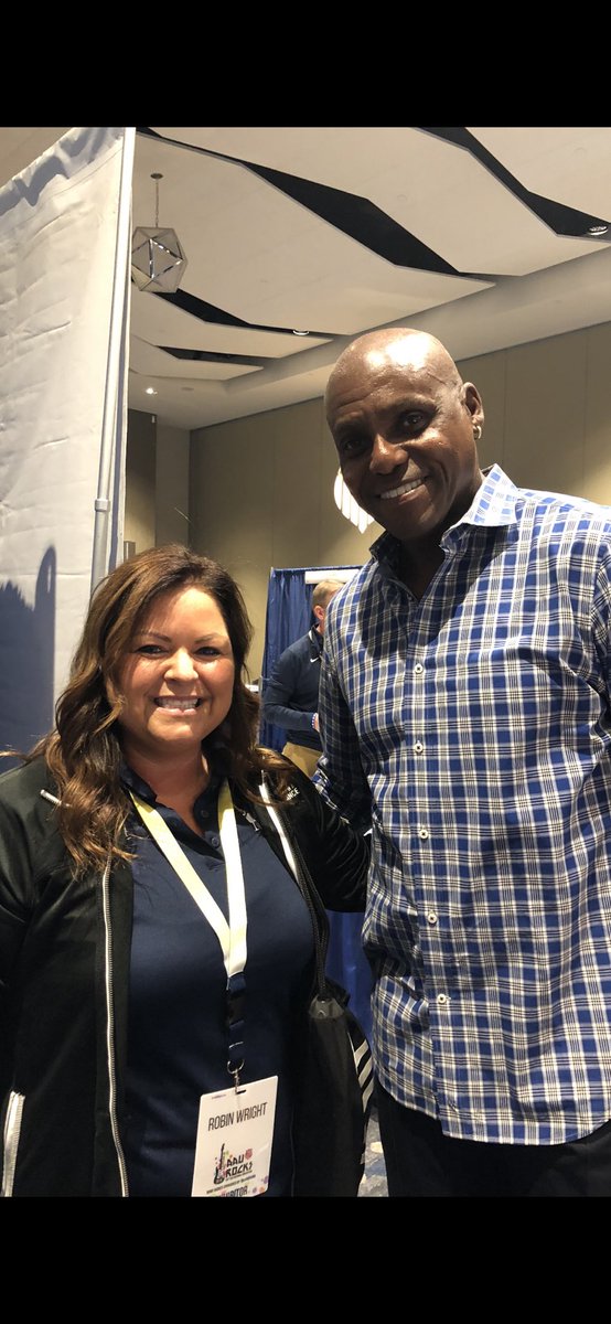 RobinWright00's tweet photo. Pleasure meeting @Carl_Lewis #aauconvention #goldmedalist #epicathlete #sportsinsc 🏅 https://t.co/HxcATyq8P8