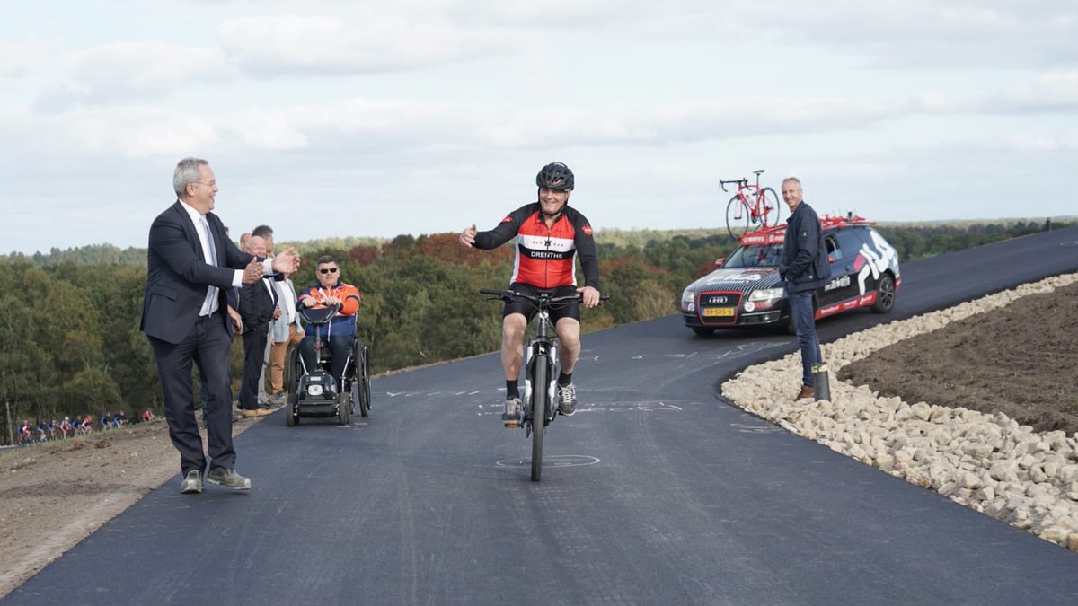 ProvDrenthe's tweet photo. Het fietsparcours op de Col du VAM is vanmiddag officieel geopend door @HenkBrinkDr. Hij kwam als eerste over de finish, op de voet gevolgd door het peloton en onder aanmoediging van vele toeschouwers #OpFietse https://t.co/czVA4rMquT