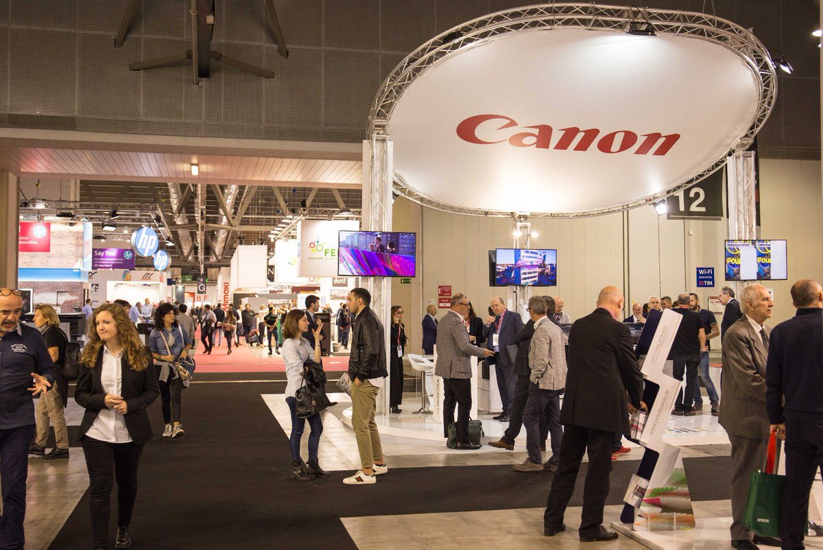CanonItaliaSpA's tweet photo. Canon partecipa a #Viscom2018, la Mostra Convegno internazionale di comunicazione visiva e servizi che nella sua edizione 2018 non rappresenta solo un’occasione fieristica nel senso più tradizionale del termine, ma si trasforma in una piattaforma di sperimentazione a tutto tondo. https://t.co/MRLKplN2La