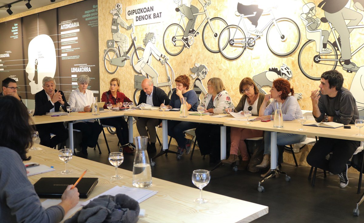 EEGipuzkoa's tweet photo. Emakumeek hezkuntzan jokatzen duten papera ari dira aztertzen @OrainGipuzkoa-ko arduradunak hezkuntzako eragileekin #EEGunea-n.
Con este taller se pretende fomentar la presencia de la mujer en los estudios STEM (Ciencias, Tecnologías, Ingenerías y Matemáticas) #EtorkizunaEraikiz https://t.co/RyrXT7l06p