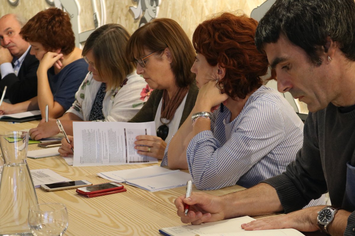 EEGipuzkoa's tweet photo. Emakumeek hezkuntzan jokatzen duten papera ari dira aztertzen @OrainGipuzkoa-ko arduradunak hezkuntzako eragileekin #EEGunea-n.
Con este taller se pretende fomentar la presencia de la mujer en los estudios STEM (Ciencias, Tecnologías, Ingenerías y Matemáticas) #EtorkizunaEraikiz https://t.co/RyrXT7l06p