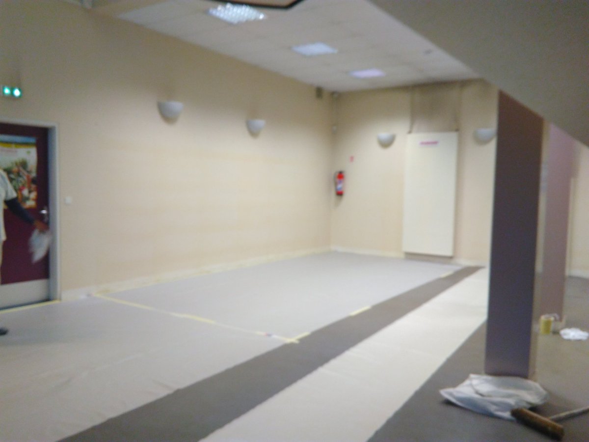 IPoulain's tweet photo. Mon CDI ce matin. Je savais que je faisais un métier multi-tâches, mais chef de chantier, c'est nouveau ;-) Vers un vrai #learning_center... #profsdocs #profdoc @DocVersailles @doc_ludo @docalfred1 https://t.co/pKjgv6hasg