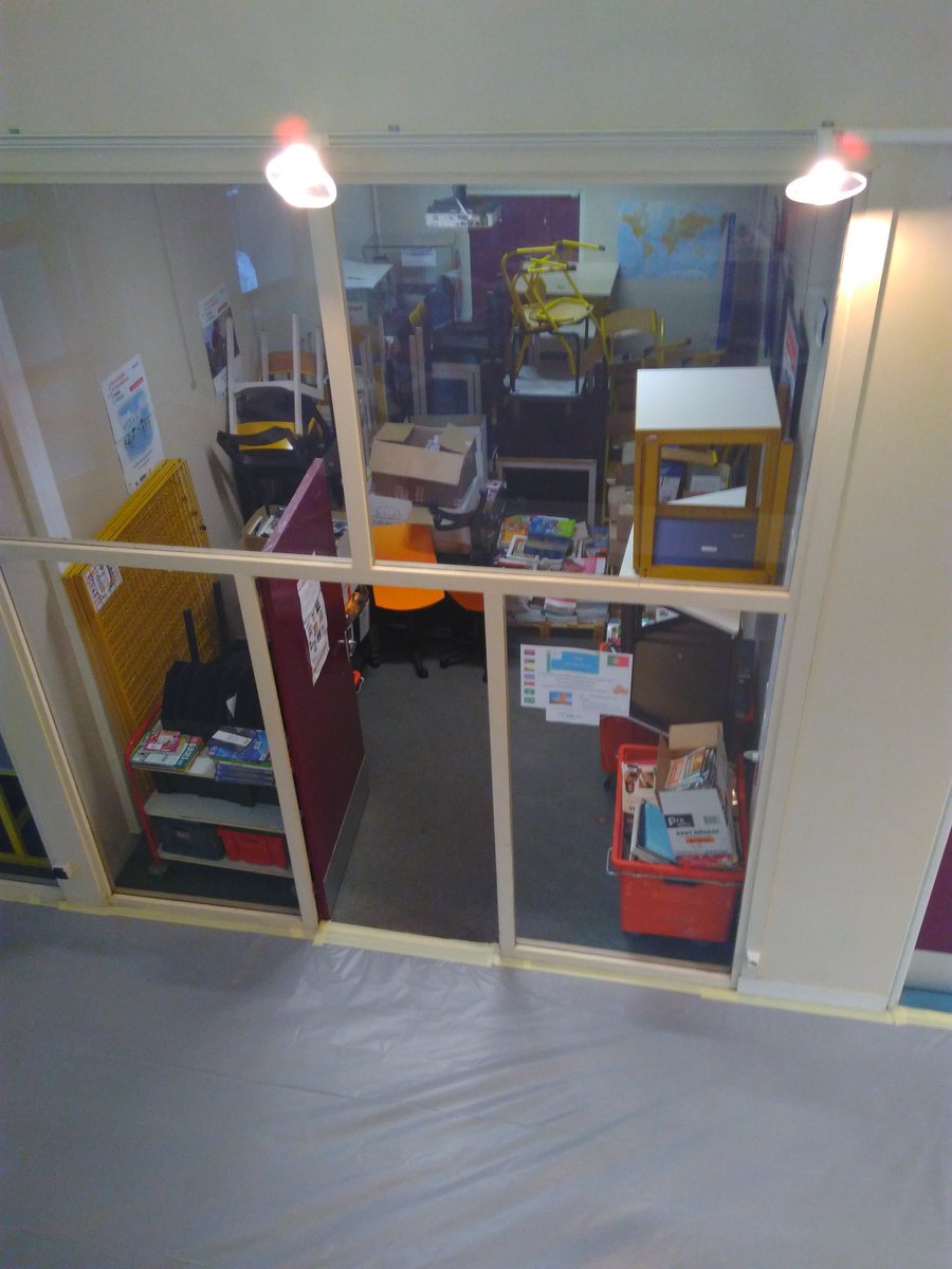 IPoulain's tweet photo. Mon CDI ce matin. Je savais que je faisais un métier multi-tâches, mais chef de chantier, c'est nouveau ;-) Vers un vrai #learning_center... #profsdocs #profdoc @DocVersailles @doc_ludo @docalfred1 https://t.co/pKjgv6hasg