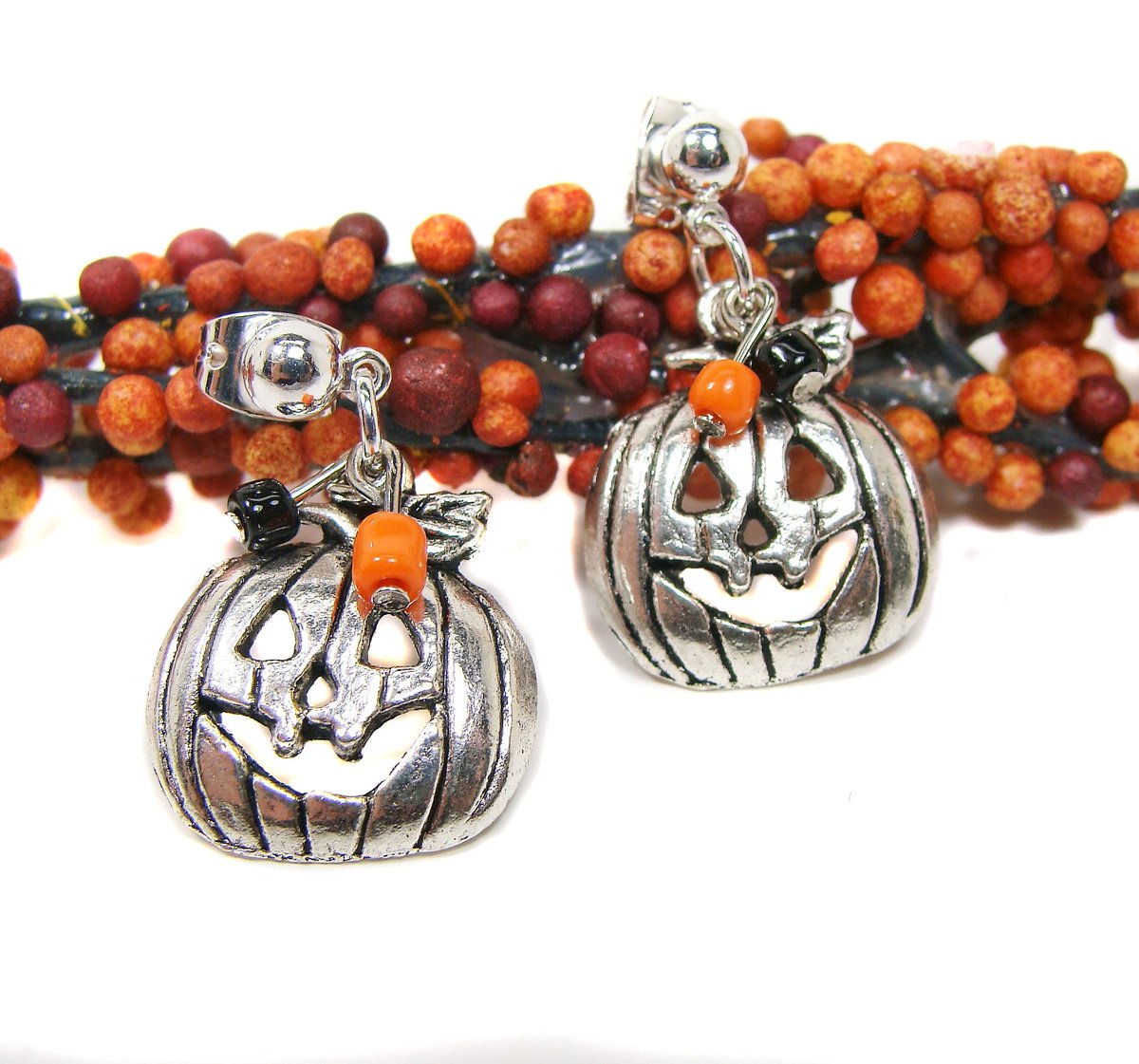 girliegals12's tweet photo. Silver Jack O' Lantern Earrings with Orange & Black Accent Beads #halloweenea... https://t.co/Nf5wN0XFkJ #pumpkin #silver #jackolantern #silverearrings #Halloweenearrings #autumnearrings #orangeandblack #silverpumpkins #Handmadeatamazon #amazonjewelry #giftsforher #giftsforgirls https://t.co/lR5HAgO93t
