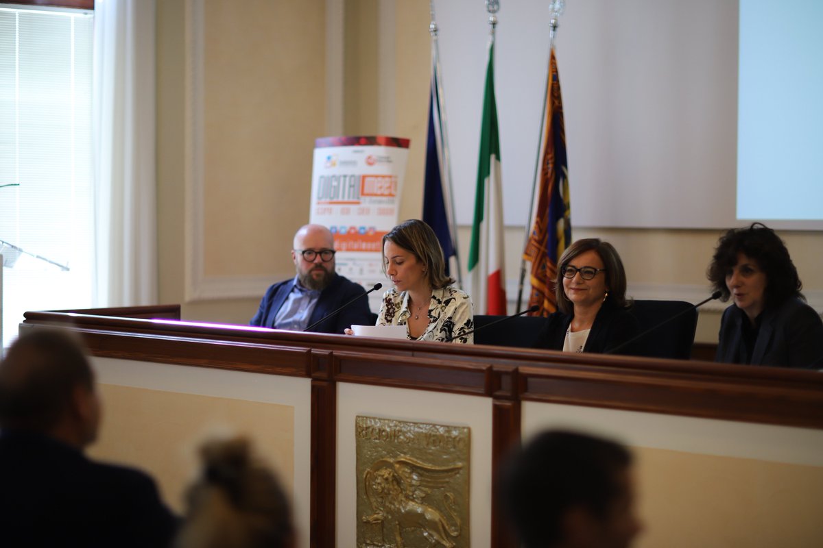 digitalepop's tweet photo. La professoressa dell'Università di Urbino @geaducci parla dell'importanza dei corsi di laurea nel fornire una cultura della comunicazione pubblica. Trattata negli atenei da tempo, ora si cerca di declinarla in specializzazioni (sanità, patrimonio, emergenza...) #pasocial https://t.co/93oWEaJ3Pq