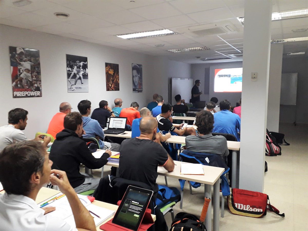 ComposanIT's tweet photo. ¡Hoy también estamos de formación! Esta mañana hemos ido a las instalaciones de la @fedetenismadrid ,donde hemos impartido una #clase a los alumnos del Curso de "Profesor Nacional de Tenis", organizado por la @spaintenis. Muy interesante para ellos!🎾🎾#pavimentos #resinas #Tenis https://t.co/HjeCrGldNf