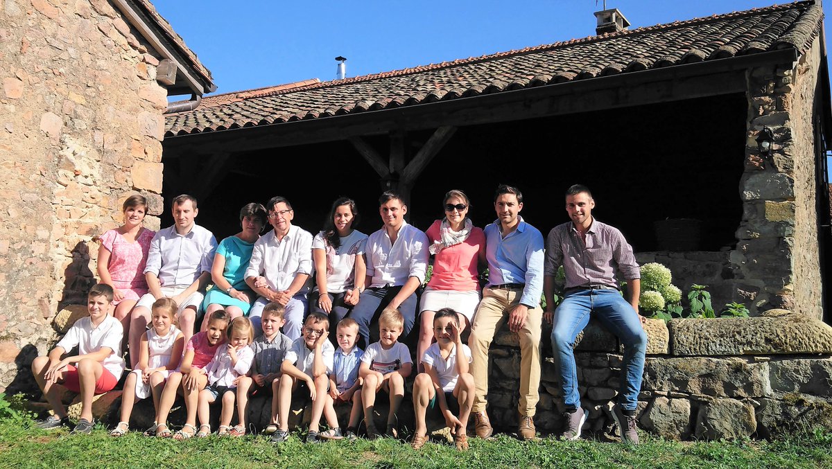 patagondji's tweet photo. #postcardsformacron @EmmanuelMacron Désolé pauvr'manu, mon épouse n'a eu que 6 enfants ... dont nous sommes très fiers. Rassure toi, c'est une mère, épouse et grand mère géniale, ... éduquée (elle sait dire bonjour, svp, merci et pardon !) et qui sait parfaitement lire et écrire. https://t.co/AwMScBEHM8