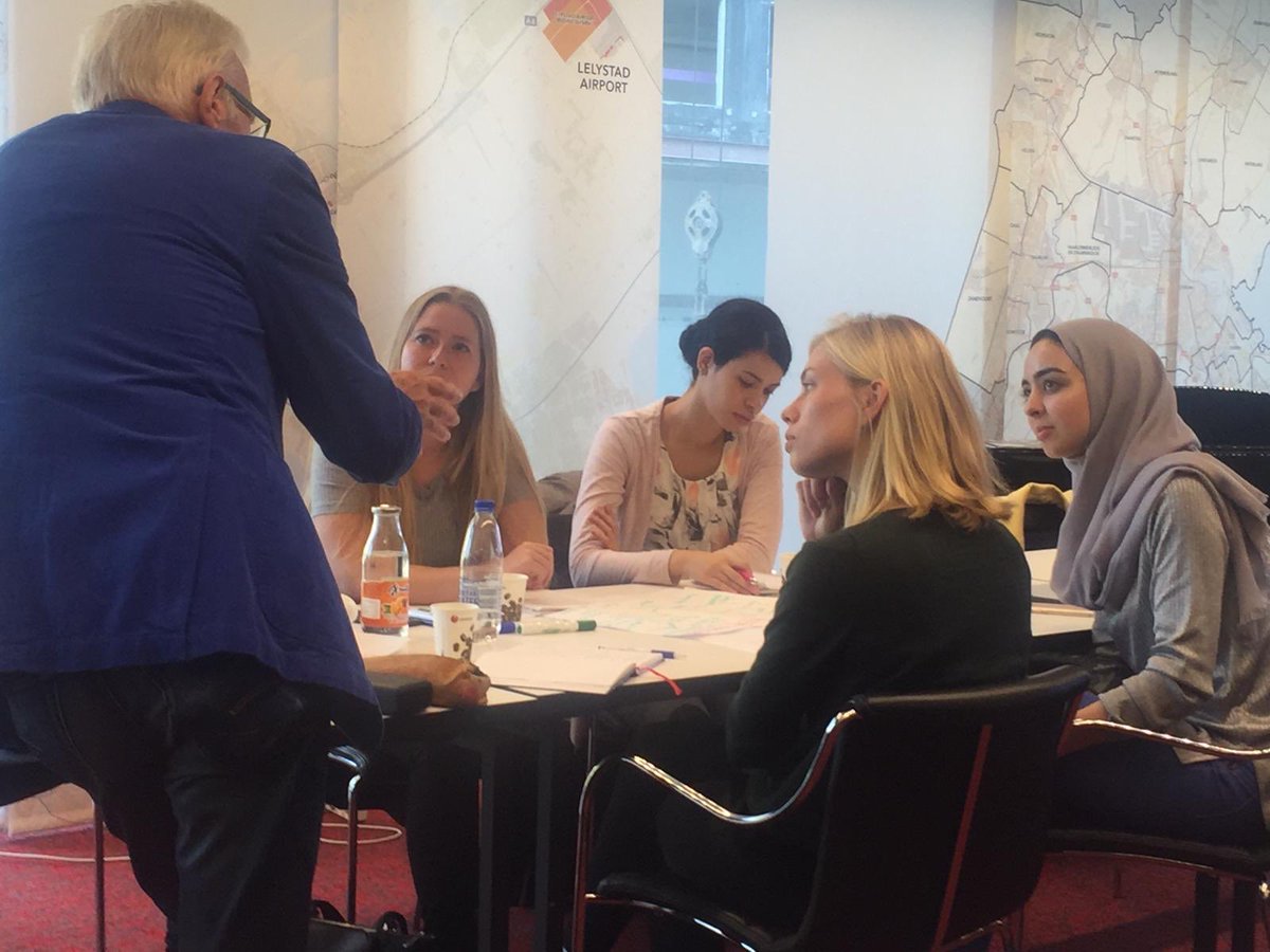 Trainees aan de slag met een stakeholdersanalyse, samen met Urban Management docent en onderzoeker <a href="/HvA/">Hogeschool van Amsterdam (HvA)</a>, voor hun gezamenlijke opdracht ‘Park om de hoek’. #traineeship #parkomdehoek #metropoolregioamsterdam