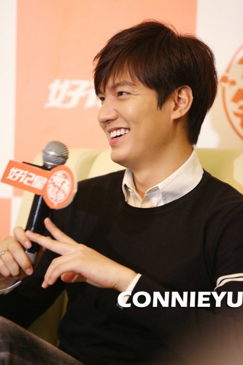 joylmh's tweet photo. 《News》
2014 Oct 18
#OZing #好记星
#LMH_BrandEndorser_OZing好记星
#LMH_at_Brand_Event
@ActorLeeMinHo
#ActorLeeMinHo #LeeMinHo
#이민호  #李敏镐
[https://t.co/ehzE5j3AOs]
#LMH_in_China中国 
#Qingdao #青岛 https://t.co/LEYAIiKARy