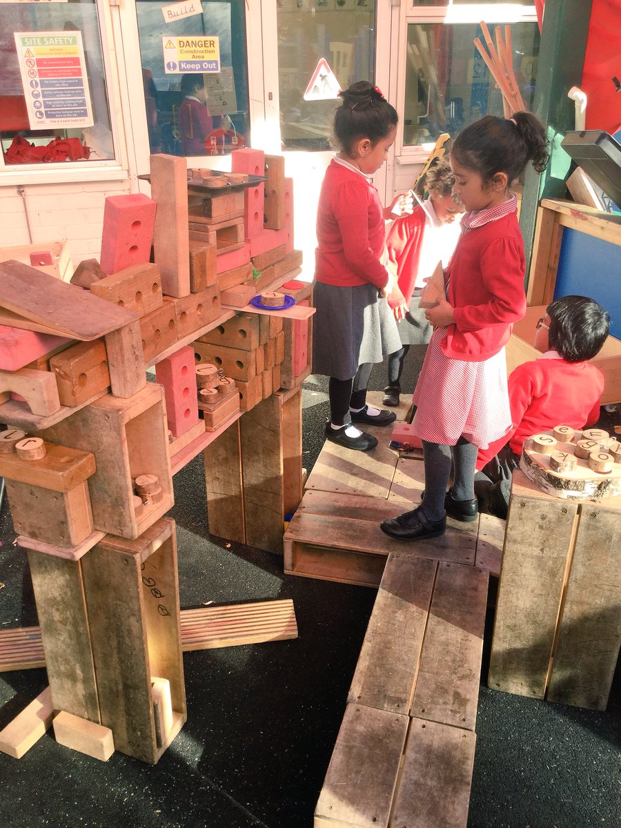 ThomasBuxtonEY's tweet photo. What would you like to buy at our cafe? We have sandwiches, cakes and juice yum! #eyfs #construction #sustainedplay https://t.co/wF993uJkVB