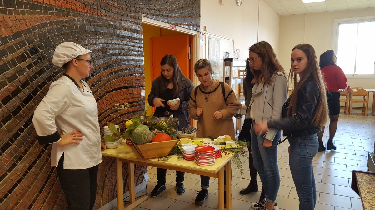 GestionLycee's tweet photo. Aujourd'hui repas d'automne. Bon appétit ! @LP_Chabanne @NvelleAquitaine @lesproduitsdeNA @acpoitiers #garp #restaurationcollective https://t.co/KS2DELMCmd