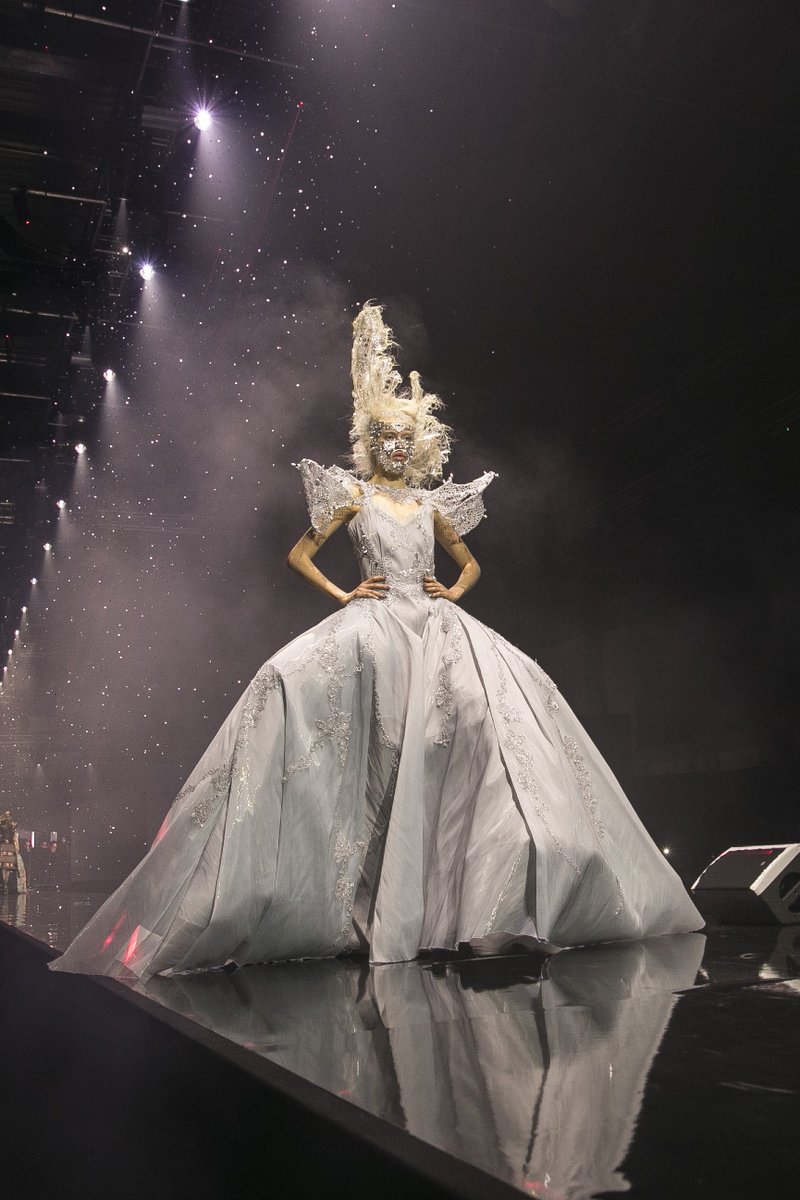 toniandguyworld's tweet photo. It’s all in the detail! Our incredible #MAINSTAGE2018 Avant Garde finale look, complete with custom Metal Armour Face Piece by @TheGregoryKara and dress by Hilary Viana. Hair by Avant Garde Hairdressers of the Year winner Efi Davies ✨#mainstage #toniandguy #gregorykara https://t.co/xPH1HVSi48