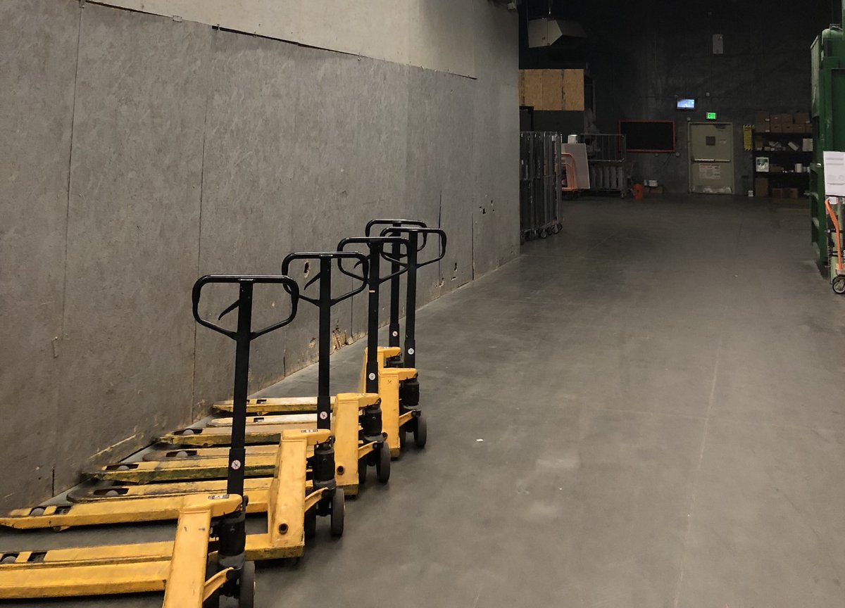 TCulbertson97's tweet photo. Way to go freight team! Another night we’ve proved ourselves as an awesome team of associates with or without our supervisor. Thanks go to our D-25 DH @SoniaKi34190118 for staying with us tonight. #2909 https://t.co/GDQirIxaYl