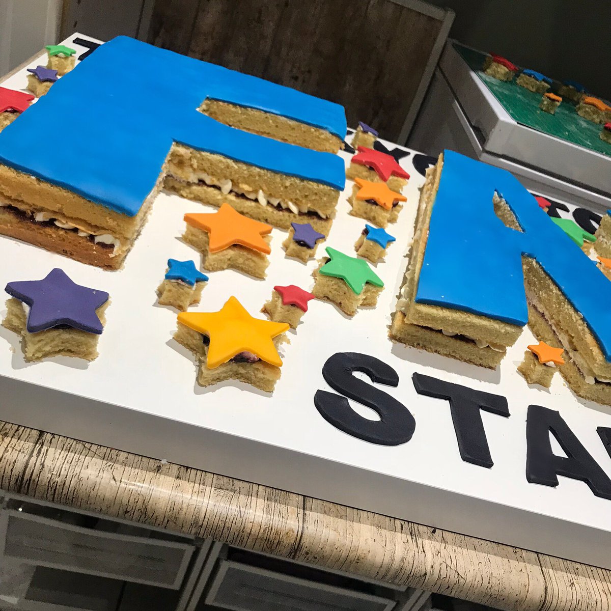 EmmMurph's tweet image. Celebrating @FabChange70 over at @AlderHey in the best way... with cake!! 💁🏼‍♀️🎂😂 #nhs70 #FabChange70