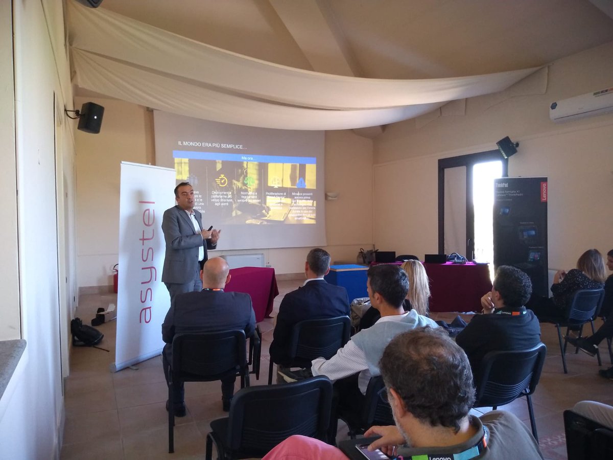 lenovoitalia's tweet photo. Cristiano Accolla di Lenovo, Emanuela Verzeni, Stefano Funari, Gabriella Liberati e Paola Malvestiti di @AsystelItalia illustrano agli ospiti dell'evento #Differentswingsbetter i vantaggi dell'adozione di una strategia di Trasformazione Digitale all'interno delle aziende. https://t.co/dGDbapuP6h