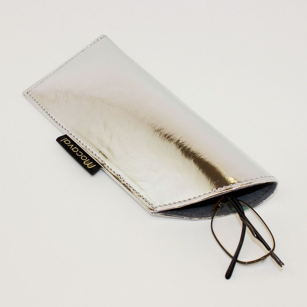 Lederveredlerin's tweet photo. Für alle, die einmal richtig glänzen wollen, ist dieses Etui sicher der Hingucker.
Aus Rindslackleder. #mocaval #uniqueaccessoires https://t.co/xRj7uCwhkw