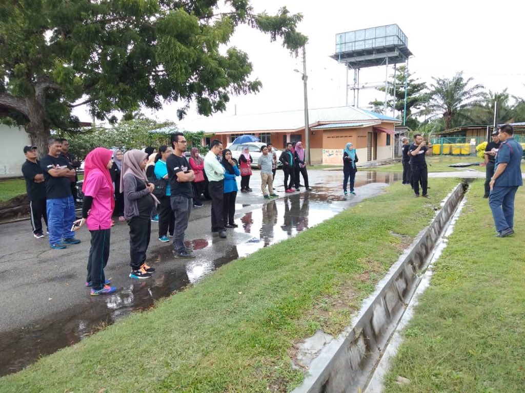 Bomba_Selangor's tweet photo. #BBPTanjongKarang @bombaJBPM Selangor LAKSANA CERAMAH KESELAMATAN KEBAKARAN DAN LATIHAN PENGUNGSIAN SERTA DEMONTRASI PEMADAMAN DI BANGUNAN HOSPITAL TANJONG KARANG
SETAMAI 49 ORANG PEGAWAI KAKITANGAN TERLIBAT
#CegahSebelumTerlambat
@azmiosman01 https://t.co/2PUb2AjPLp