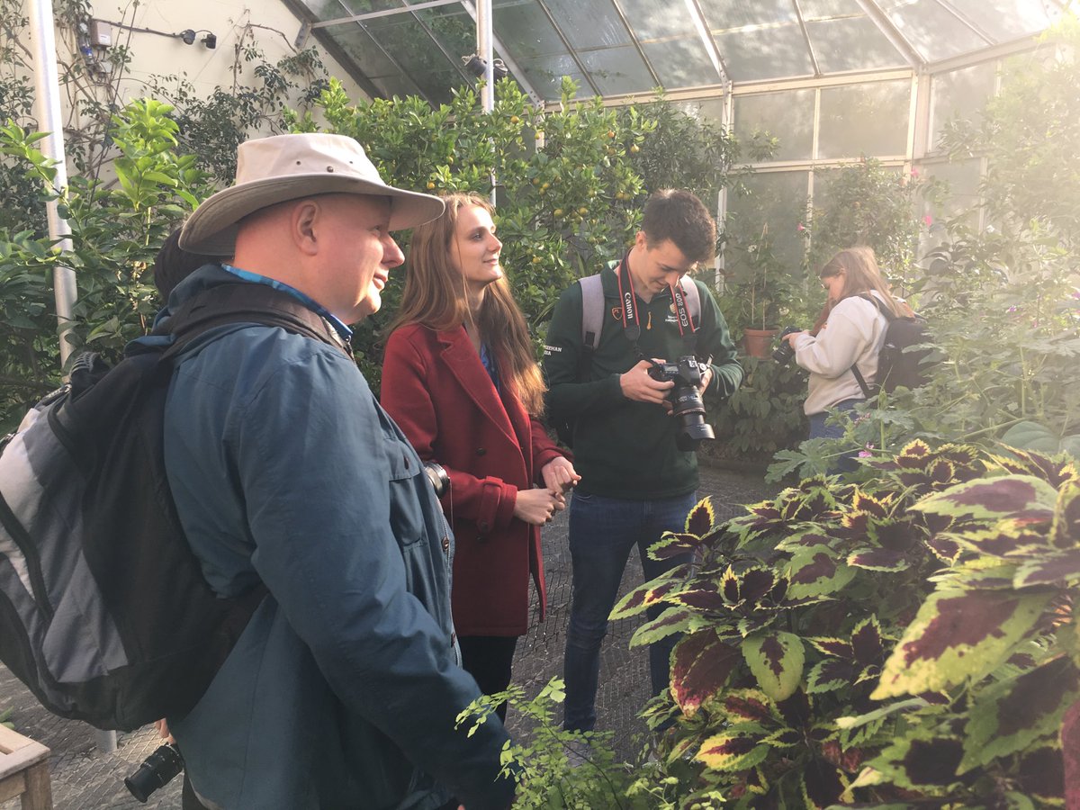 .⁦<a href="/Tuatara_9/">Tom Hartman</a>⁩ talking with ⁦<a href="/SamanthaIbbott/">Samantha</a>⁩ (former) student who is now based ⁦<a href="/OBGHA/">University of Oxford Botanic Garden and Arboretum</a>⁩ the students from ⁦<a href="/BPIuniofnotts/">thebpiuniofnotts</a>⁩ are visiting here today