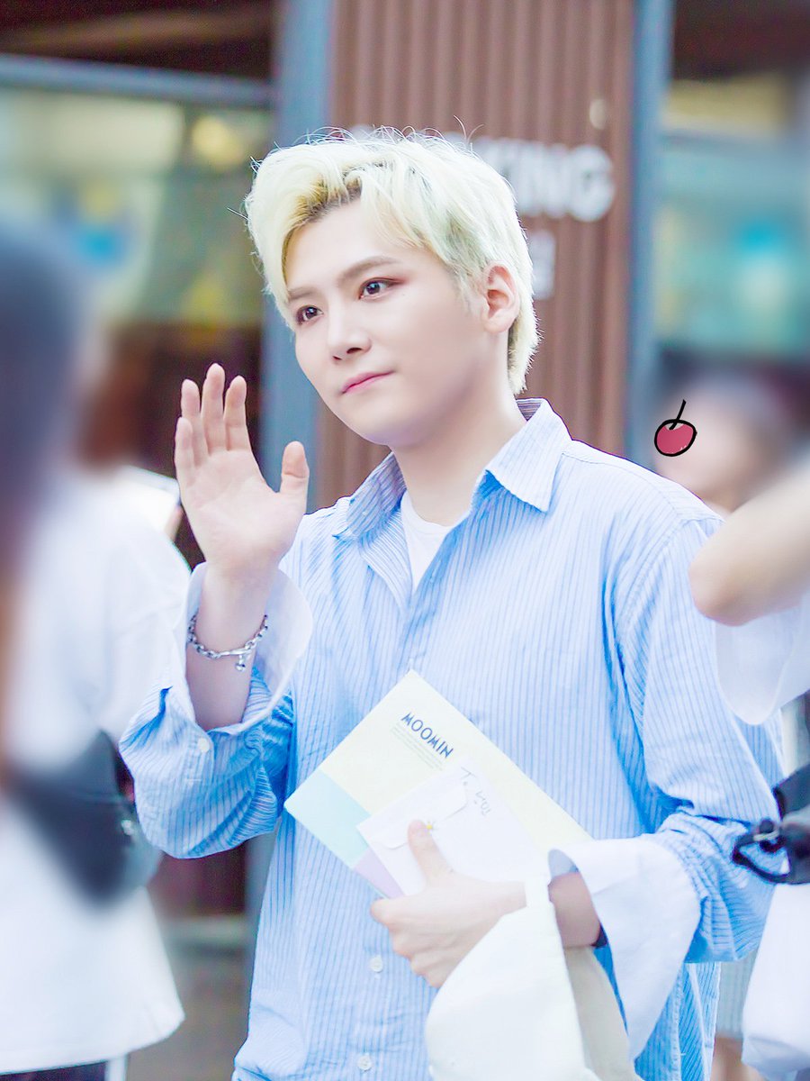 B_Fruit_Family's tweet photo. 180907 뮤뱅 퇴근길 👋

#빅플로 #BIGFLO #거꾸로 #emphasize
#성민 #오성민 #체리성민 #SUNGMIN
@BIGFLO_SUNGMIN https://t.co/K78dWhMJc7