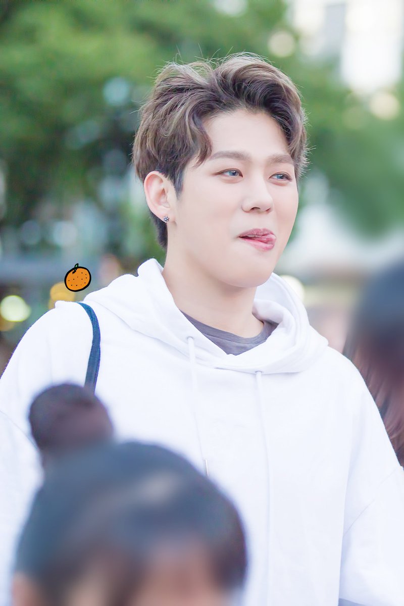 B_Fruit_Family's tweet photo. 180907 뮤뱅 퇴근길 👋👋

#론 #RON #천병화 #빅플로 #BIGFLO #거꾸로 #emphasize #오렌지론 #키친론
@BIGFLO_RON https://t.co/0KkXt4uWrb