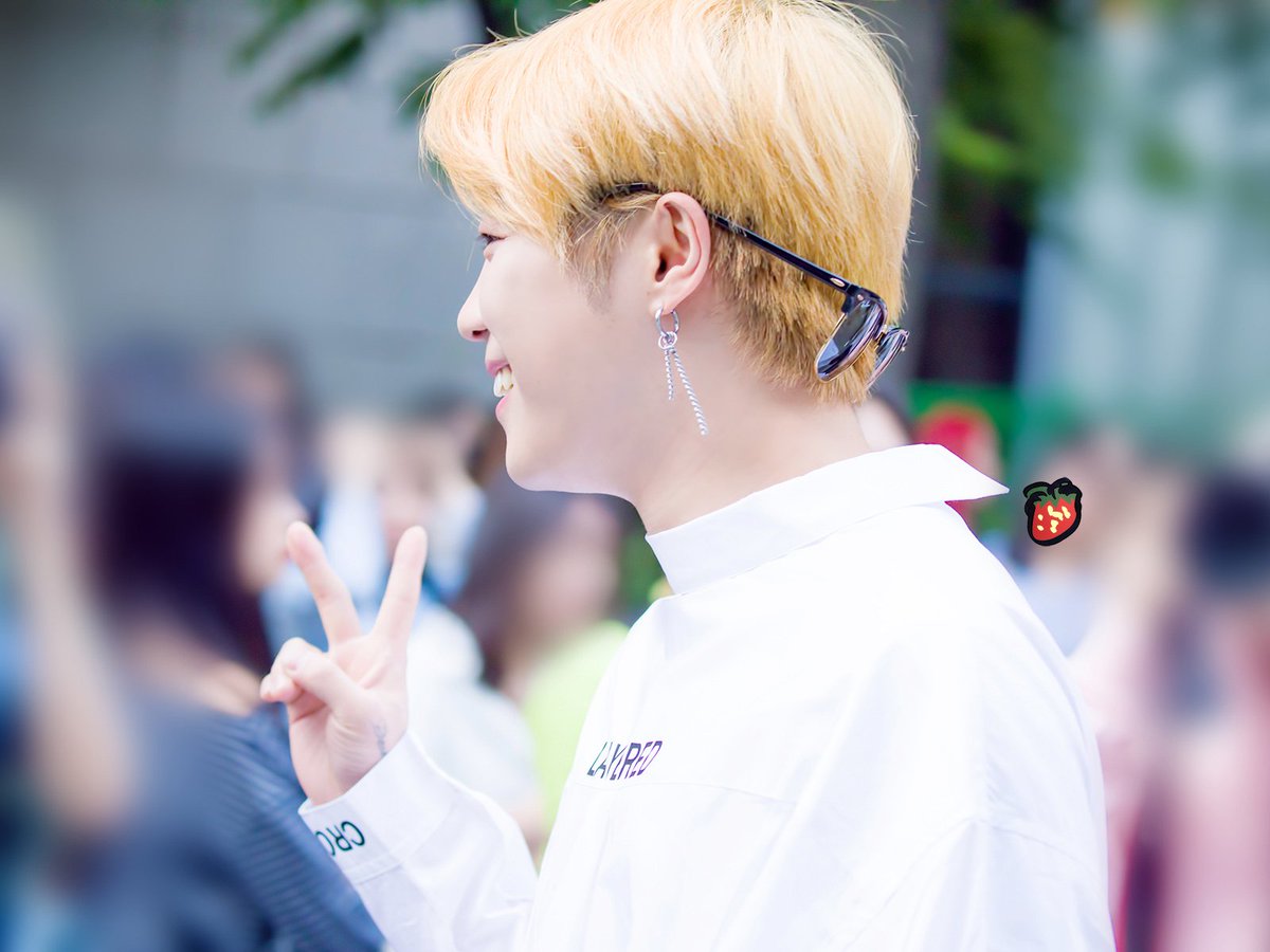 B_Fruit_Family's tweet photo. 180907 의진오빠의 뮤뱅 막방 출근에서 퇴근까지 😘

#빅플로 #BIGFLO #거꾸로 #emphasize #의진 #이의진 #EUIJIN  #딸기의진 https://t.co/9w94aLilU4