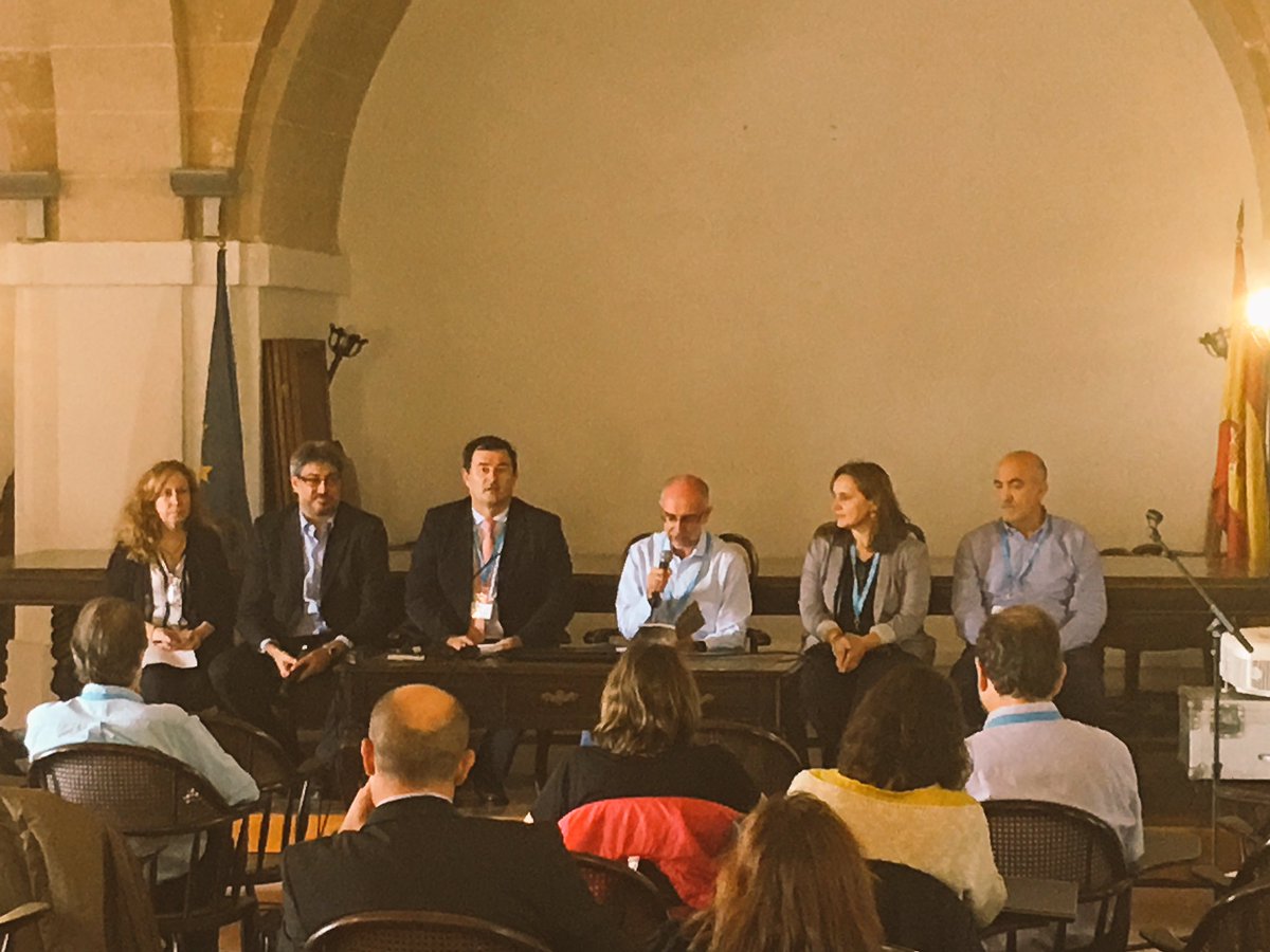 Geograma_'s tweet photo. Alejandro Guinea de @Geograma_ participa en la Mesa redonda: La #LISIGE más allá de #INSPIRE compartiendo su experiencia #JIIDE2018 https://t.co/63ny1xyXBz