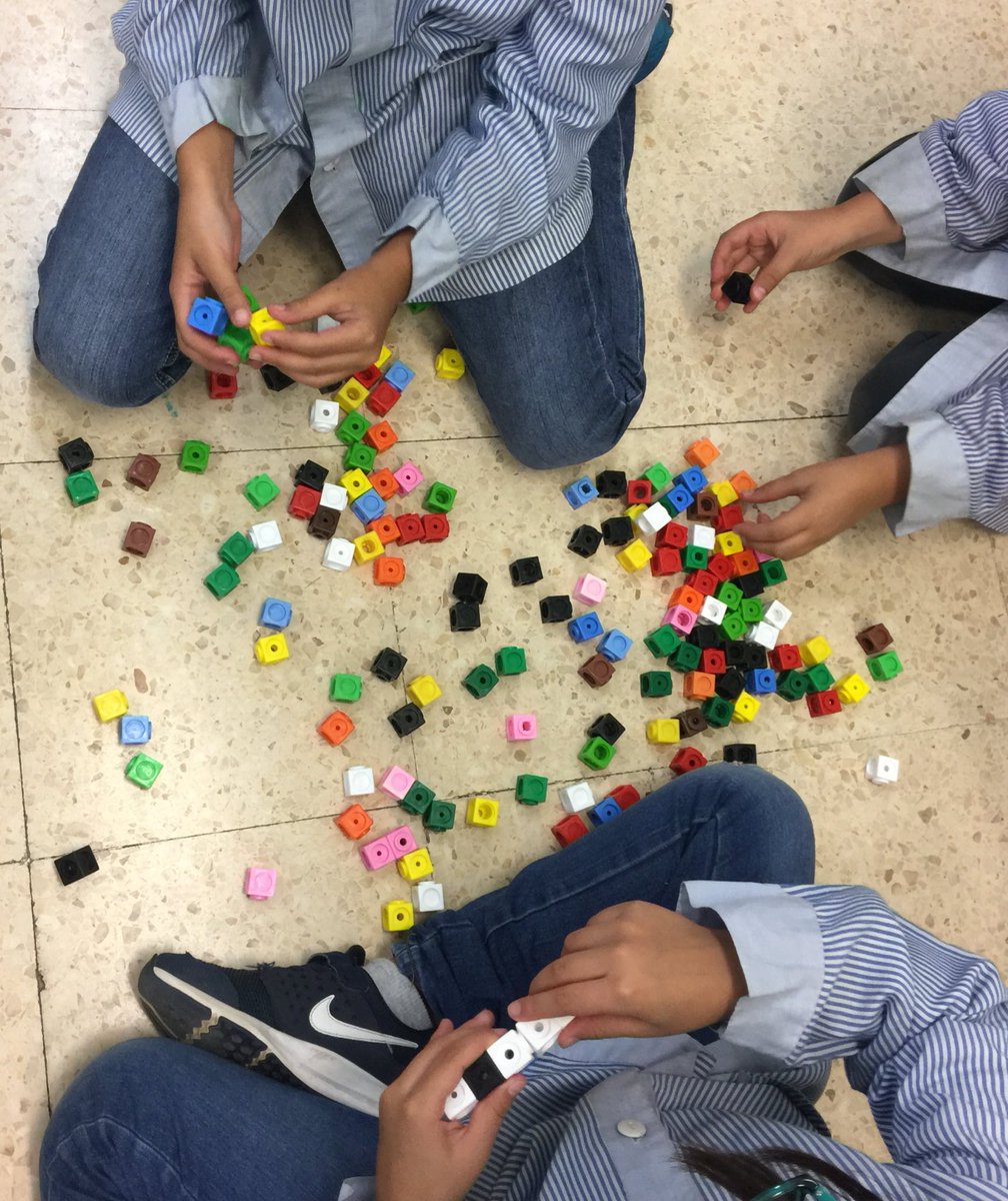 txellartacho's tweet photo. A #matemàtiques #manipulem per treballar la #descomposició dels #nombres #treballenequip #unitats #desenes #centenes #milers #JEGràcia #Kostka #educació https://t.co/sJlDEPHNOr