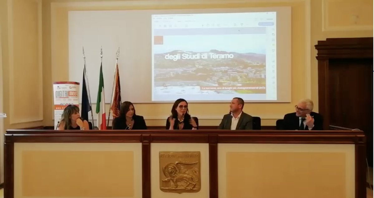 digitalepop's tweet photo. L'esperienza di Monia Alessandrini @UniTeramo con la "teoria del negroni" per la comunicazione social dell'università: 1/3 comunicazione di servizio, 1/3 comunicazione scientifica, 1/3 vita universitaria. #PASocial https://t.co/M2twg3ynhJ