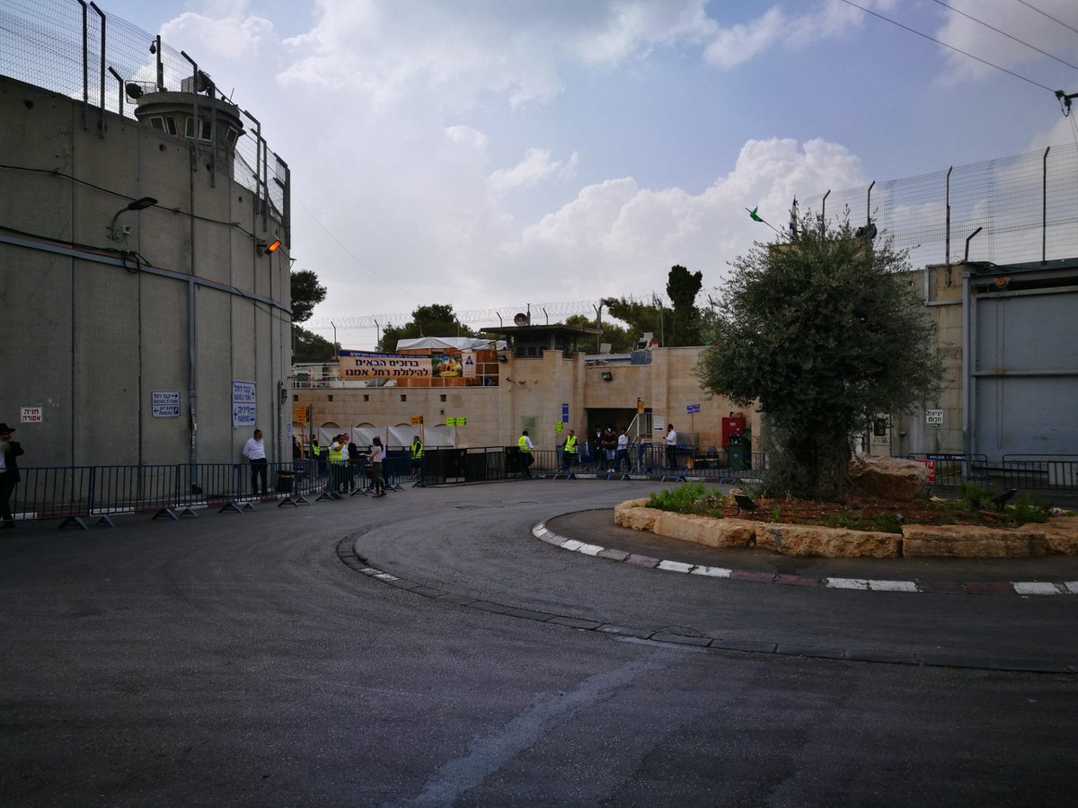 bneybraki's tweet photo. ועיין מאמא ועיין (@ Kever Rachel (Rachel's Tomb) קבר רחל in בית-לחם Bethlehem, ישראל Israel w/ @moti5811 @shlomkis) https://t.co/NDXOMAzjZy https://t.co/qSgDzfpErT