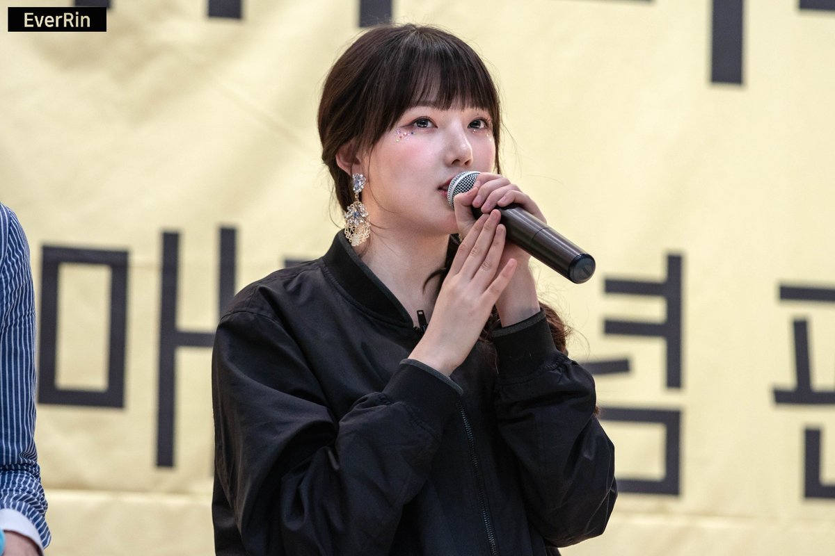180519 인천 팬싸인회 예린 4 (2p)
<a href="/GFRDofficial/">여자친구 GFRIEND</a> <a href="/GFRDofficialJP/">GFRIEND JAPAN OFFICIAL</a>
 #여자친구 #예린 #GFRIEND #YERIN