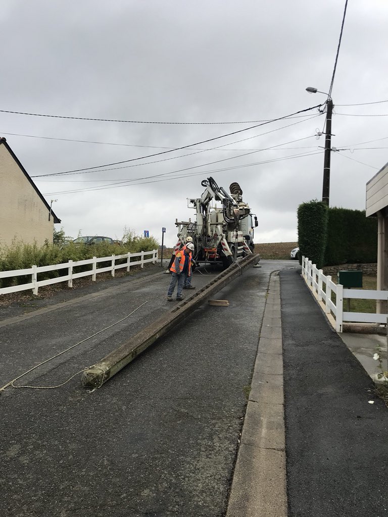 enedis_bretagne's tweet photo. [CHANTIER] La dépose de poteaux d'une ligne haute tension, une manœuvre délicate et impressionnante ! #réseau #électricité #modernisation #servicepublic
🚧 #Pontivy - #LeSourn - #Malguenac
⏲️ 20 mois
💶 900 000 euros investis https://t.co/fjmsguaXdj