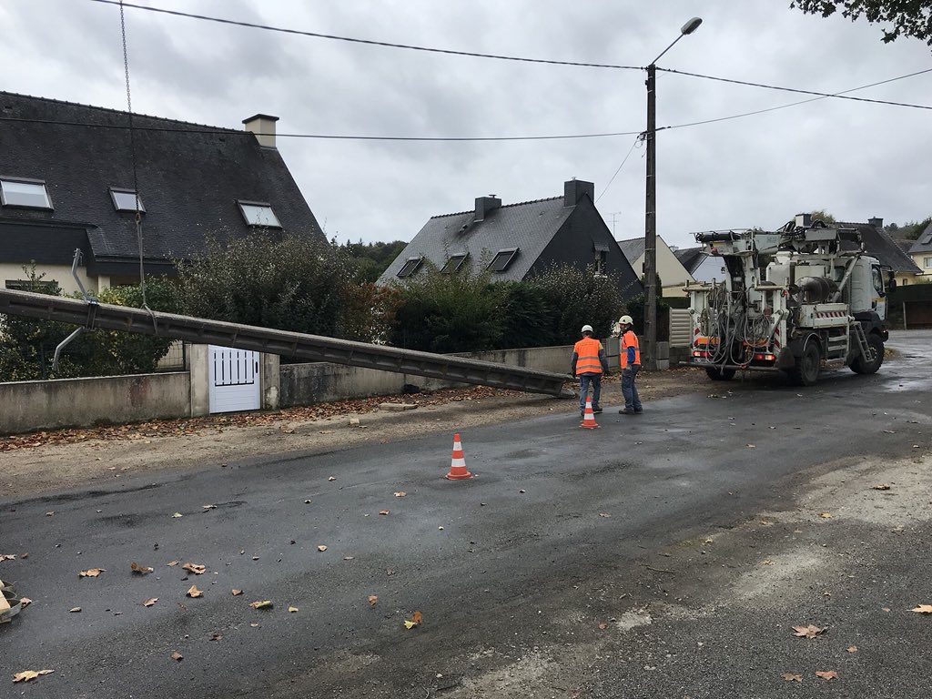 enedis_bretagne's tweet photo. [CHANTIER] La dépose de poteaux d'une ligne haute tension, une manœuvre délicate et impressionnante ! #réseau #électricité #modernisation #servicepublic
🚧 #Pontivy - #LeSourn - #Malguenac
⏲️ 20 mois
💶 900 000 euros investis https://t.co/fjmsguaXdj