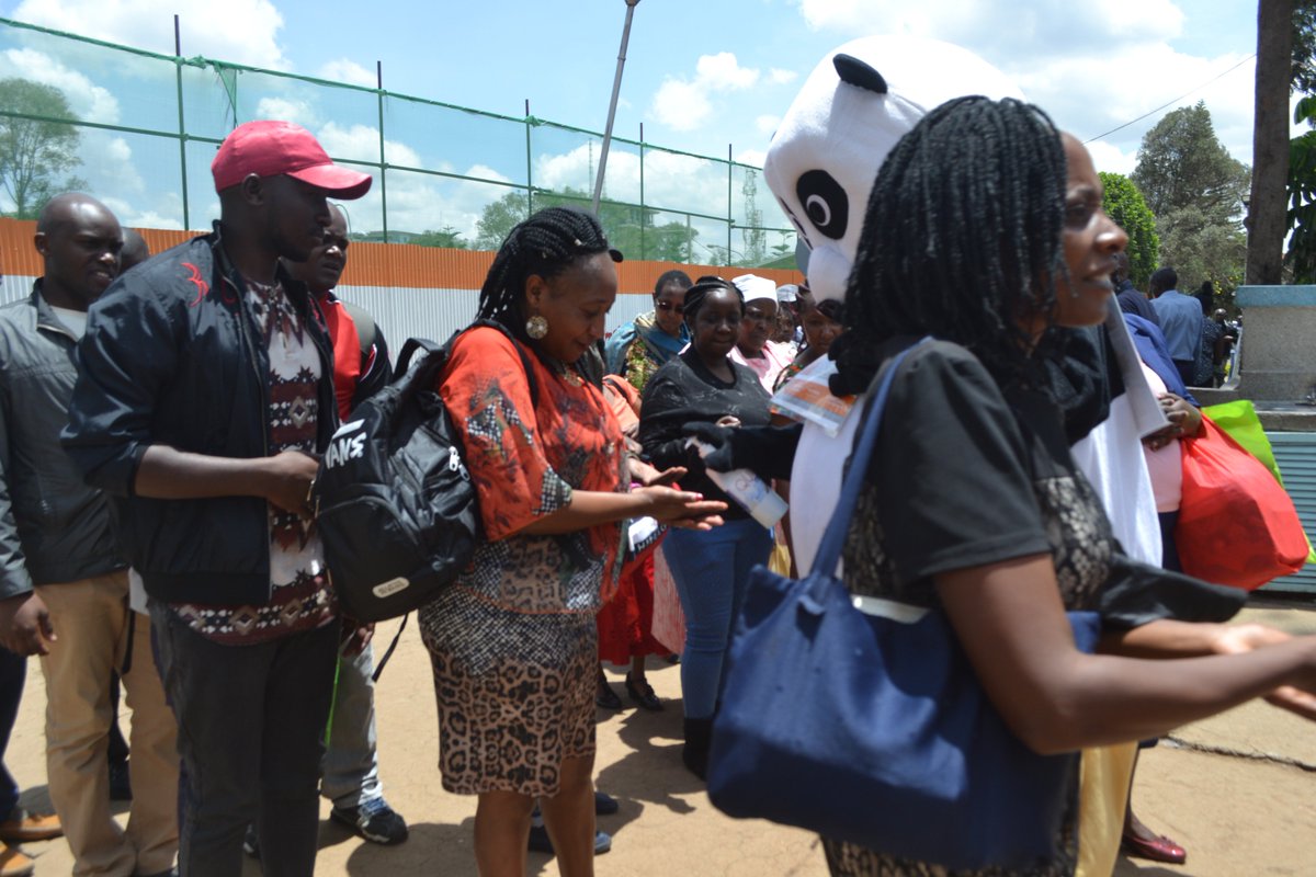 KNH_hospital's tweet photo. More and more people embracing measures taken to prevent infections by sanitizing their hands before and after visiting the wards.
#infectionpreventioncontrolweek 
#kenyattanationalhospital https://t.co/hQDqiSZqIZ