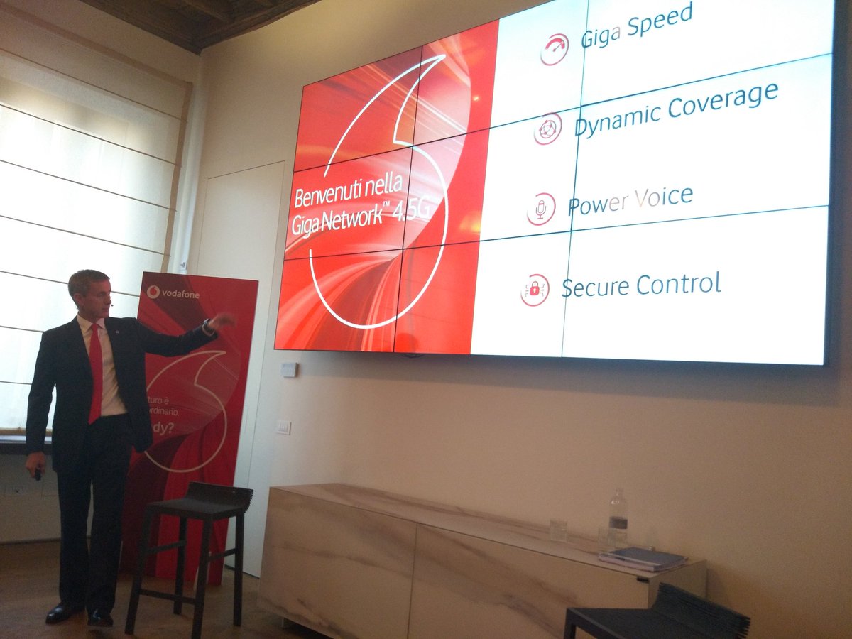 vioviks's tweet photo. Rossini (Vodafone): da domenica rendiamo disponibile su tutta la nostra base clienti e su tutti i nuovi clienti una nuova generazione di rete #GigaNetwork https://t.co/YZ3H3RwHEB