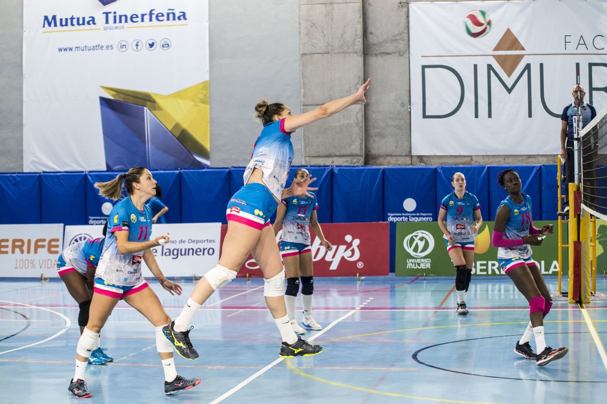 CVHaris's tweet photo. Entrevista 🎙 | 💬 @PatriSuarez_1: “Este año promete mucho”

🔵La jugadora blanquiazul valora el comienzo de la temporada liguera🏐

➕ Lee la entrevista aquí 👇
https://t.co/hKzlW6NEWC https://t.co/L8Mv0FIIjt
