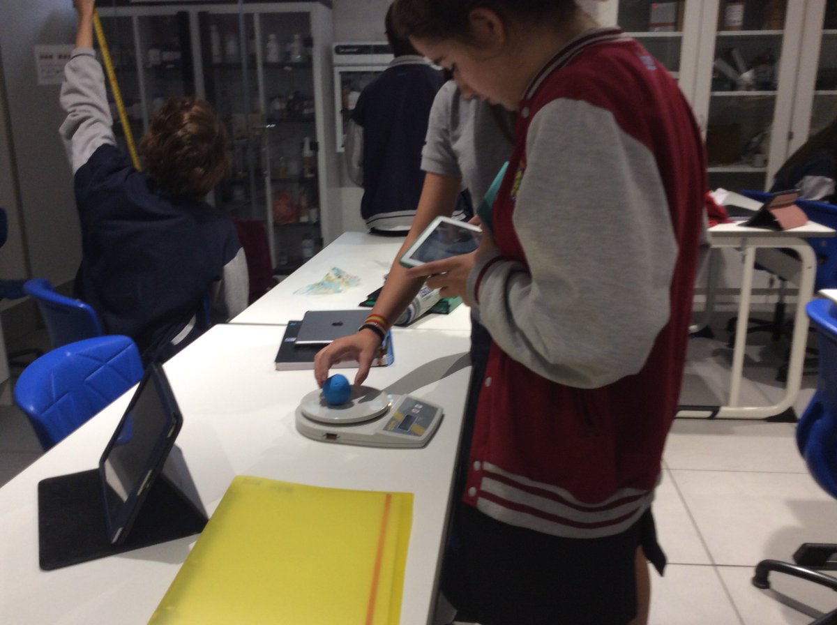 ScienceBrains's tweet photo. Alumnos de 4º ESO durante la clase de FyQ, investigan, diseñan y desarrollan sus propias prácticas de Cinemática, en @Colegio_Brains La Moraleja. 👏👏 https://t.co/M5GESZgnBZ